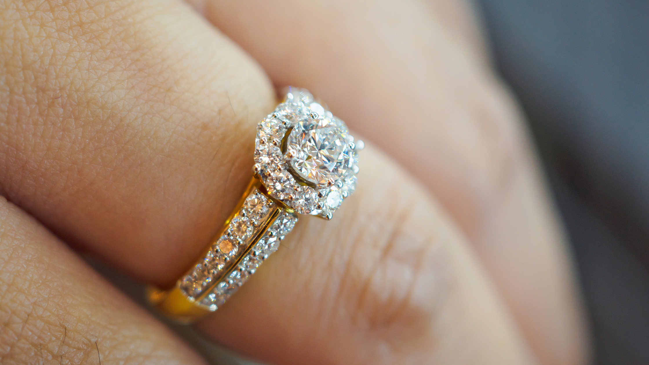 How Should Engagement Rings Fit?