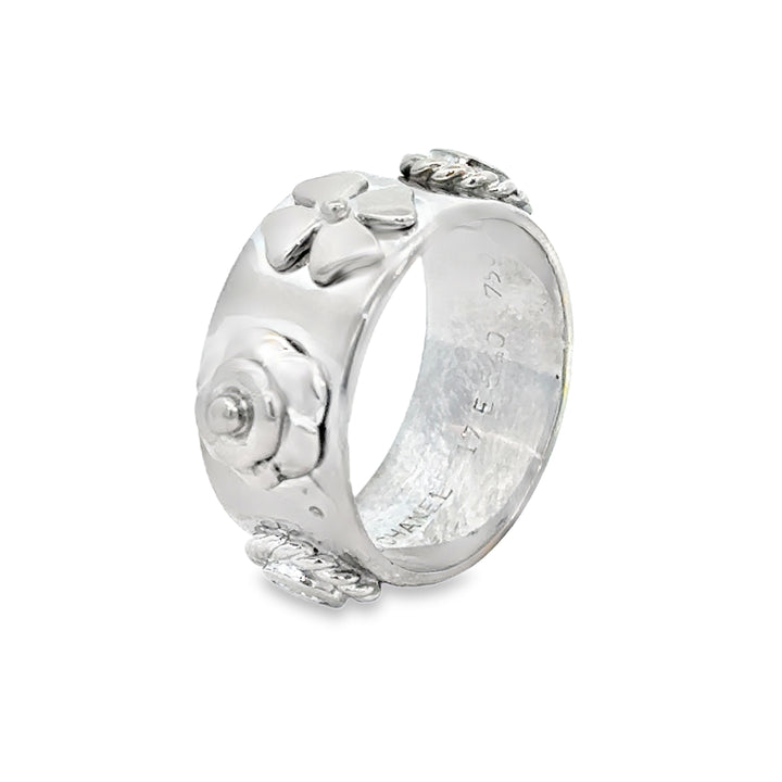 Pre-Owned Chanel 0.22 CTW Diamond 18K White Gold Camélia Lucky Charm Ring