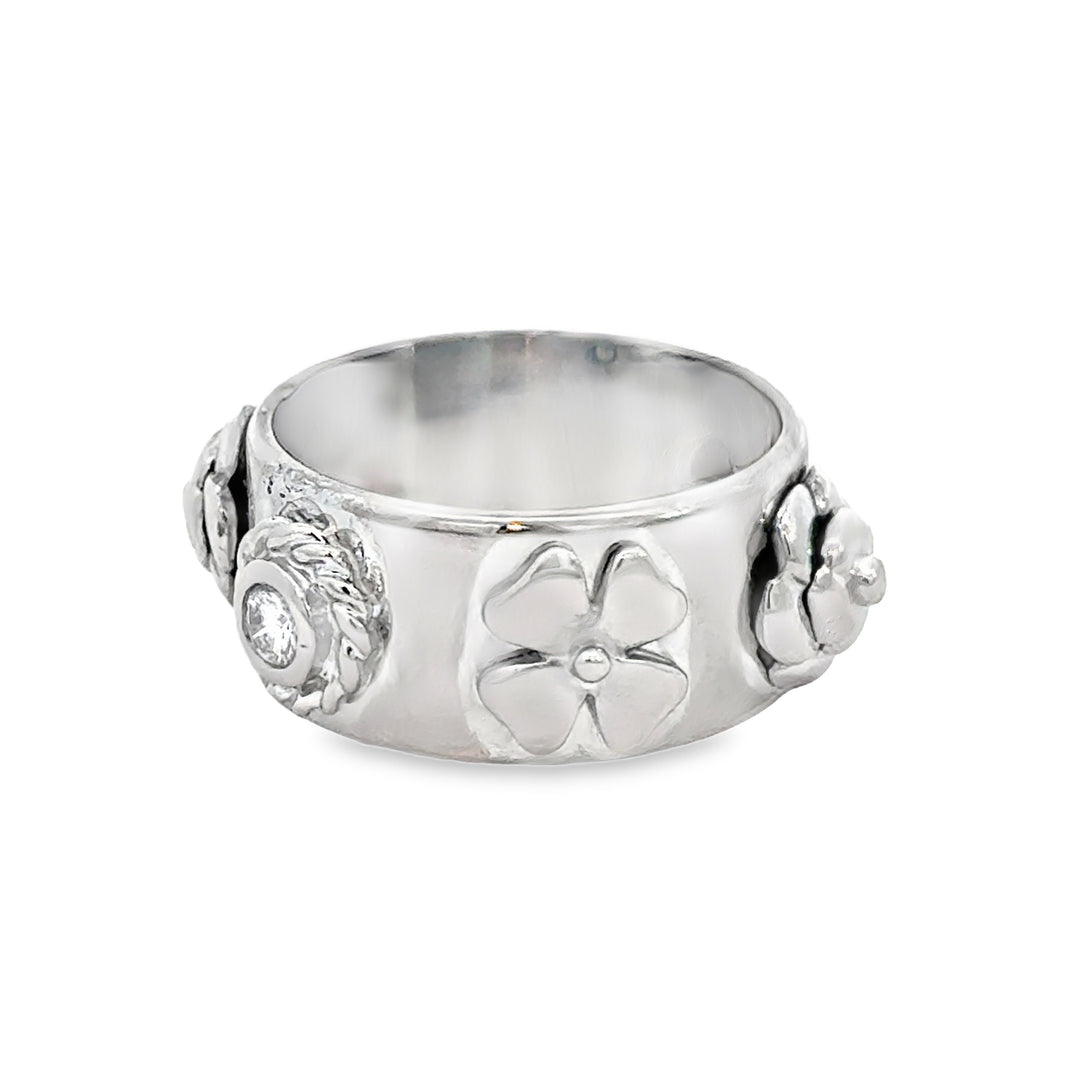 Pre-Owned Chanel 0.22 CTW Diamond 18K White Gold Camélia Lucky Charm Ring
