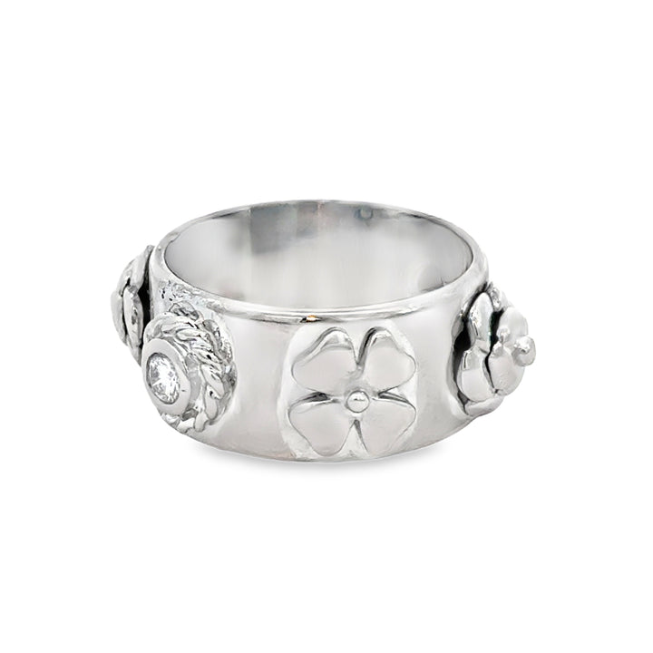 Pre-Owned Chanel 0.22 CTW Diamond 18K White Gold Camélia Lucky Charm Ring