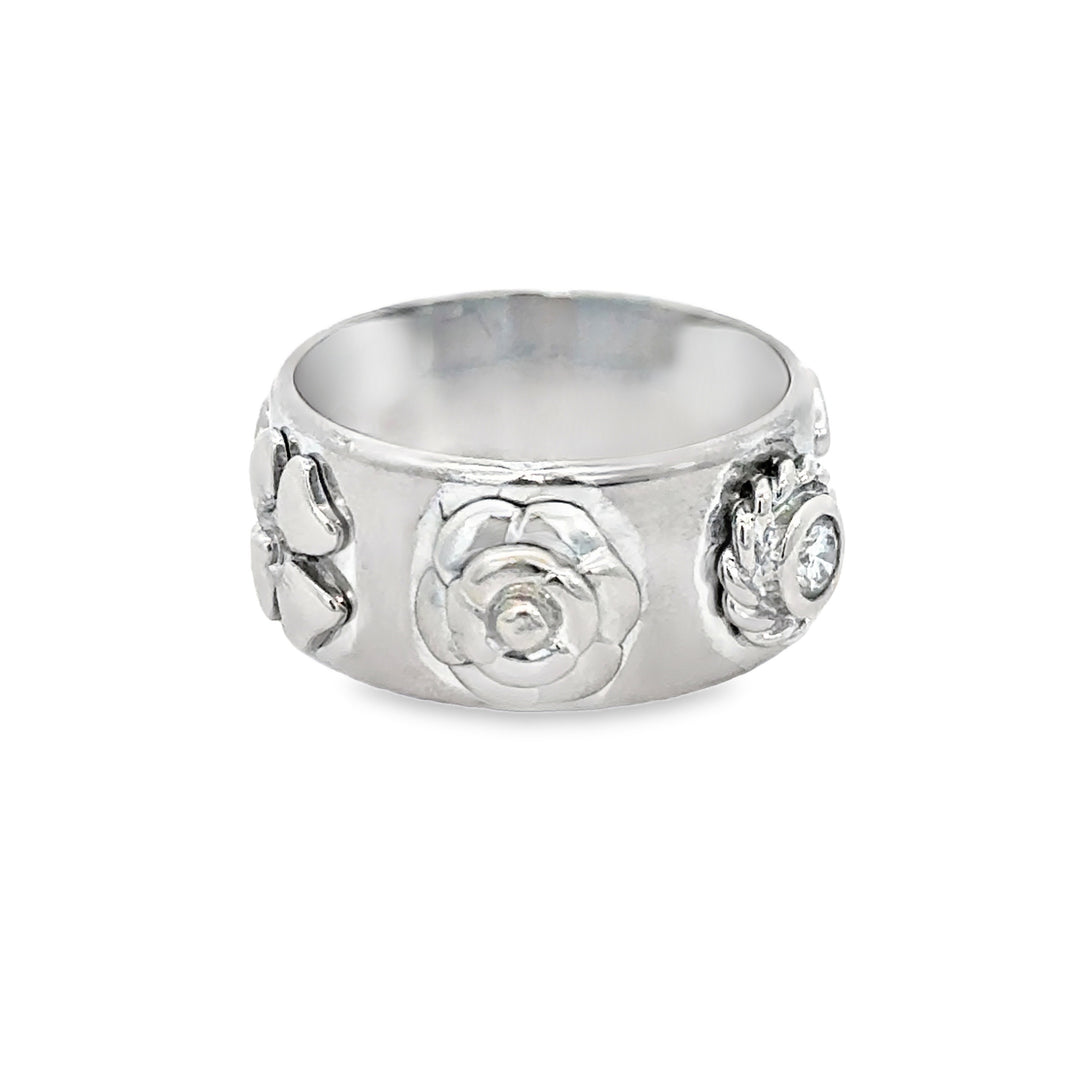 Pre-Owned Chanel 0.22 CTW Diamond 18K White Gold Camélia Lucky Charm Ring