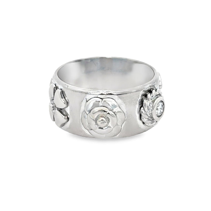 Pre-Owned Chanel 0.22 CTW Diamond 18K White Gold Camélia Lucky Charm Ring