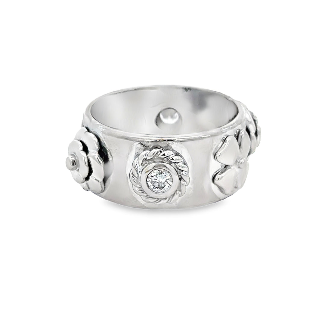 Pre-Owned Chanel 0.22 CTW Diamond 18K White Gold Camélia Lucky Charm Ring