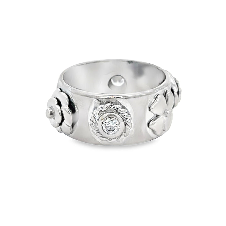 Pre-Owned Chanel 0.22 CTW Diamond 18K White Gold Camélia Lucky Charm Ring