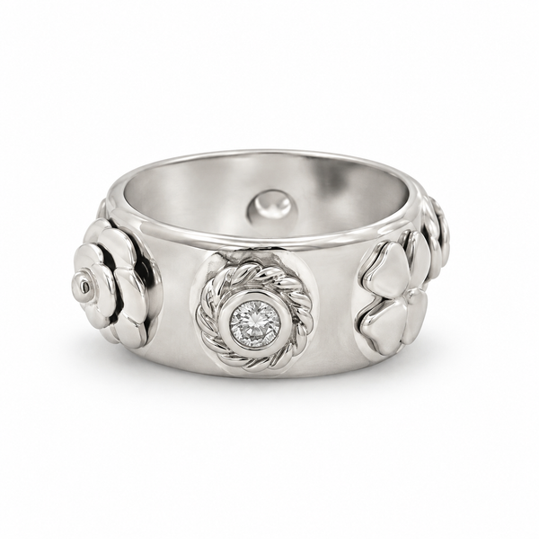 Pre-Owned Chanel 0.22 CTW Diamond 18K White Gold Camélia Lucky Charm Ring