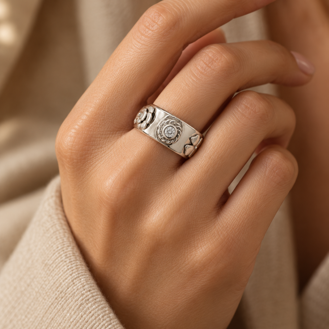Pre-Owned Chanel 0.22 CTW Diamond 18K White Gold Camélia Lucky Charm Ring